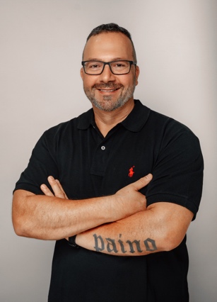 Michael Paino mit verschränkten Armen